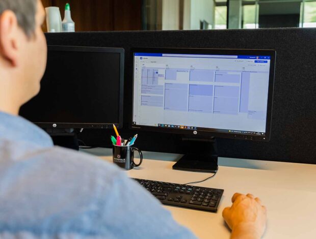 Collega op zijn bureau aan het werk